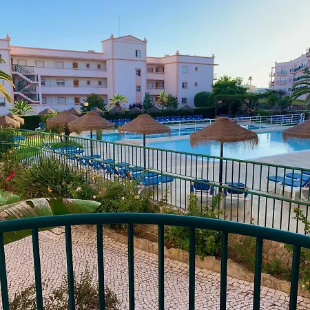 St. & Pool Apartment *