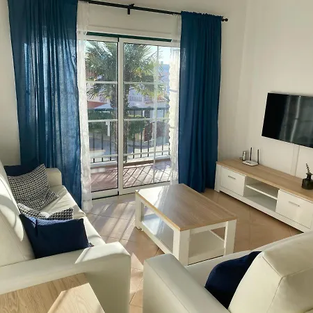 St. & Pool Apartment *